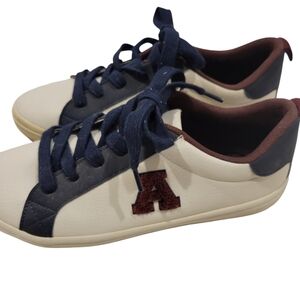 Womans Lace Up Sports Shoes Casual Easy Wear US 5 1/2 NWOT WH Logo